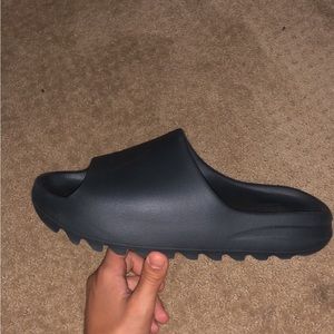 Yeezy slide onyx size 10 comes with box